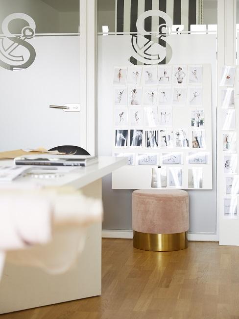 Atelier einrichten Samthocker Atelier einrichten mit Samthocker und Bildern