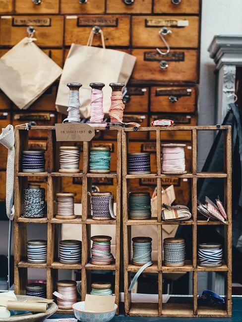 Atelier einrichten Regal mit bunten Fäden