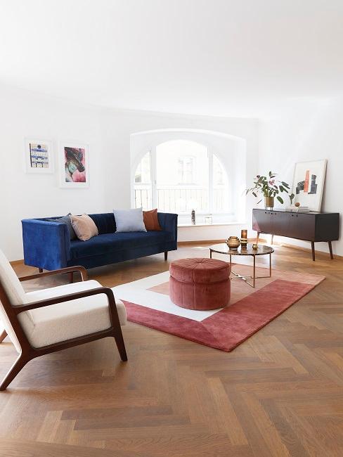 Großes Wohnzimmer mit wenigen bunten Möbeln