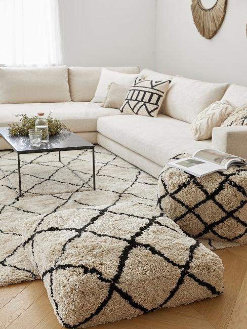 Schwarz-weißes Wohnzimmer mit Couch und Bodenkissen