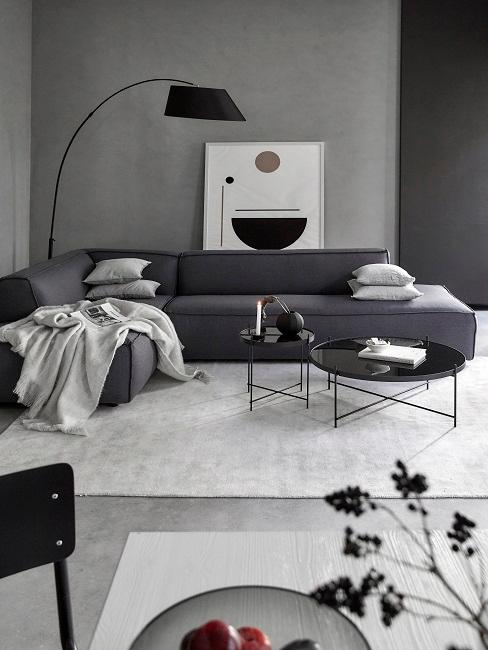 Graues Wohnzimmer mit großer Couch