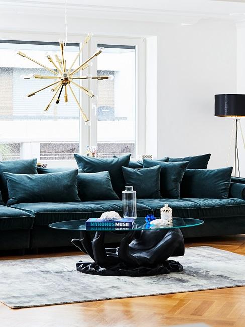 Helles Wohnzimmer mit petrolfarbener Couch