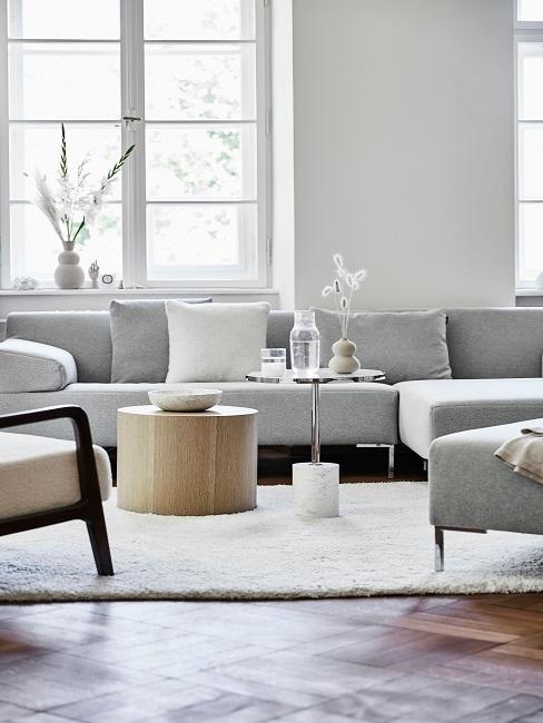 Helles Wohnzimmer mit grauer Couch