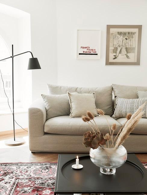 Beige Couch vor einer Gallery Wall