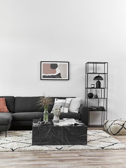 Grau eingerichtetes Wohnzimmer mit schwarzen Akzenten