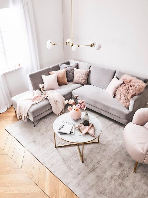 Helles Wohnzimmer in Grau und Rosa