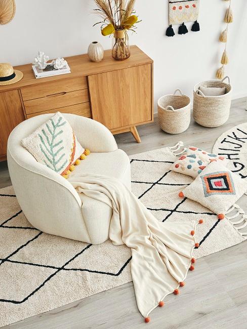 Sessel vor Sideboard im Ethno Look