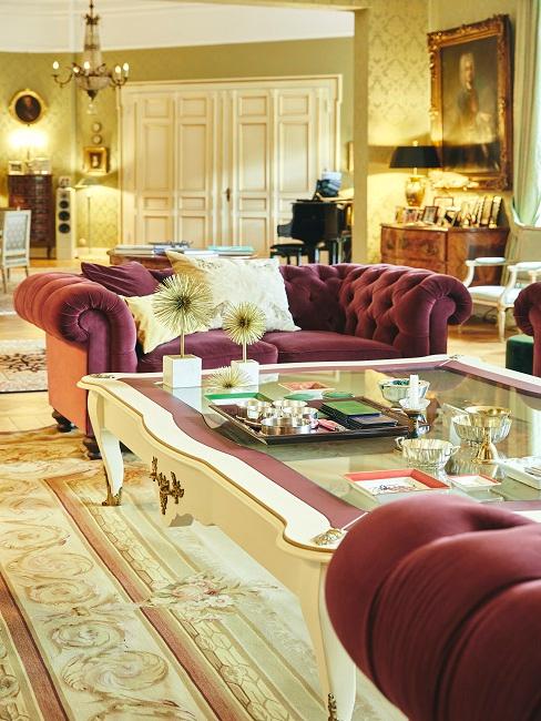Opulentes Wohnzimmer mit bordeaux roten Sofas