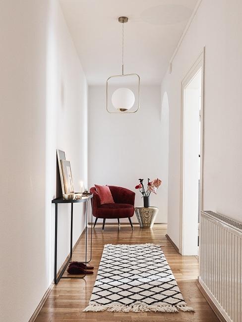 Schmalen Flur gestalten roter Sessel Schmalen Flur gestalten mit Sessel, Konsole, Teppich und Pflanze