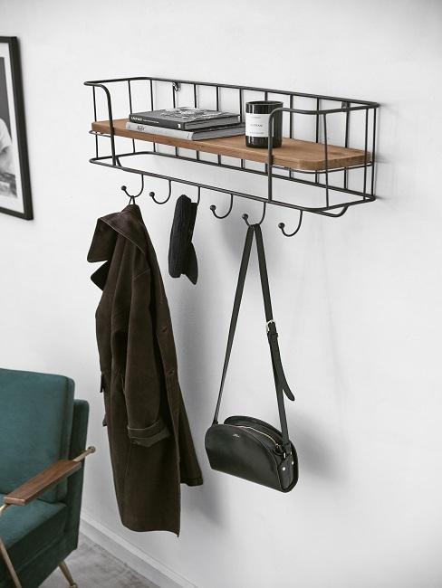 Schmalen Flur gestalten Wandhaken mit Jacke und Tasche