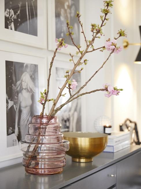 Schmalen Flur gestalten Deko Vase mit Blume und goldener Schale