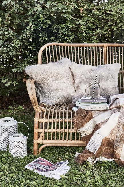 Boho Gartenlaternen neben Bambusbank im Garten