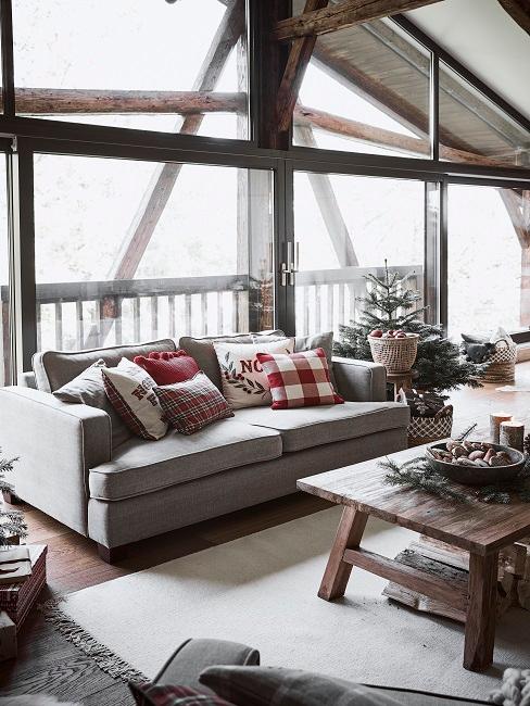 Wohnzimmer im Coorie Look vor großer Fensterfront