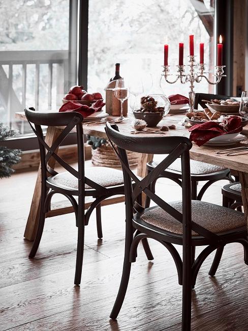 Esstisch gedeckt und dekoriert im Coorie Look