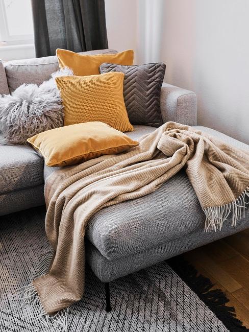 Welche Farbe passt zu Gelb Sofa mit vielen gelben Kissen