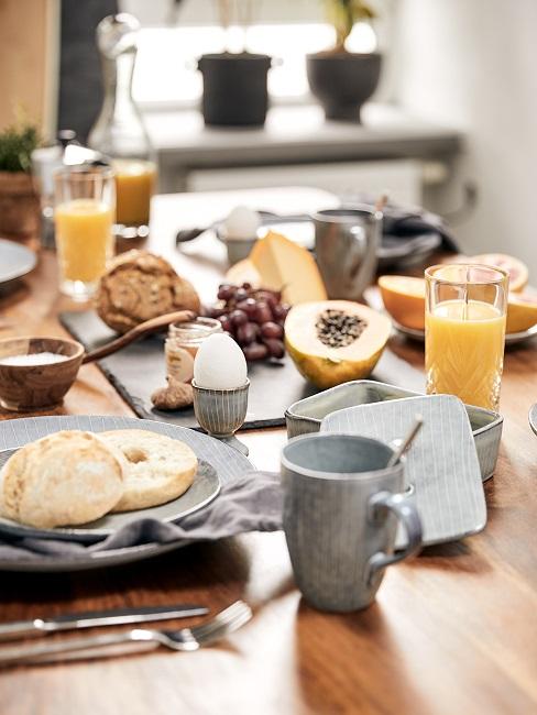 Frühstückstisch mit Keramik Geschirr