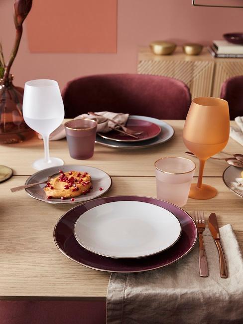 Mediterran gedeckter Tisch in Rot und Orange