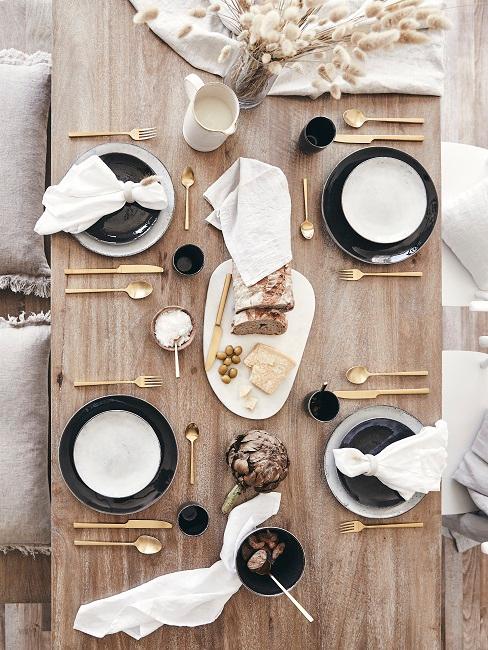 Esstisch gedeckt mit Keramik Geschirr im Scandi Style