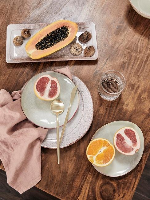 Keramik Geschirr auf Holztisch mit Obst