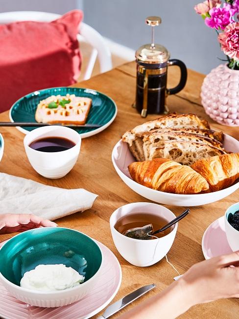 Buntes Geschirr am Frühstückstisch