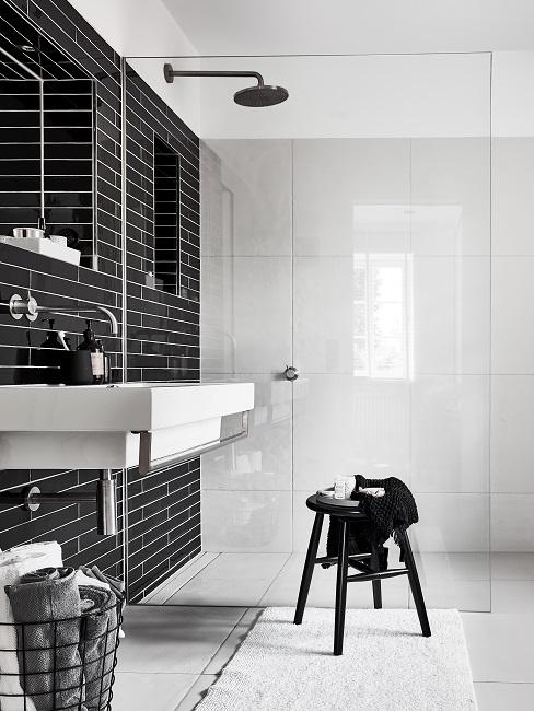 Modernes Badezimmer in schwarz-weiß mit begehbarer Dusche