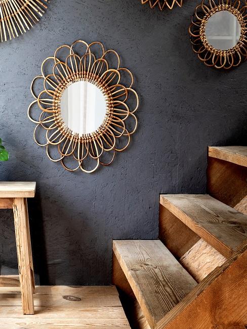 Spiegel an grauer Wand hinter Holztreppe