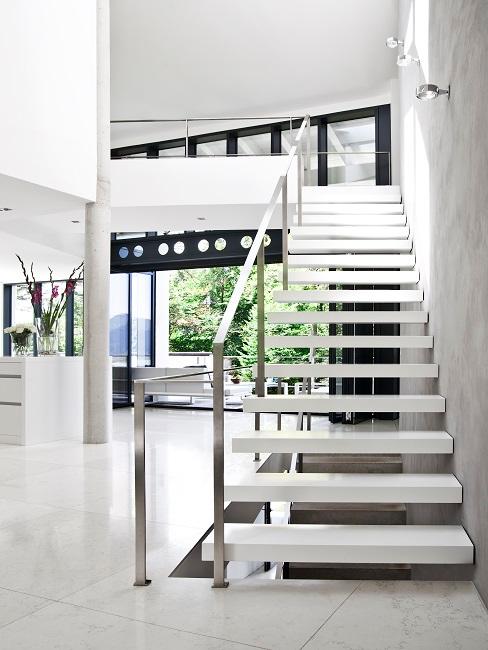 Weiße moderne Treppe in offenem Raum