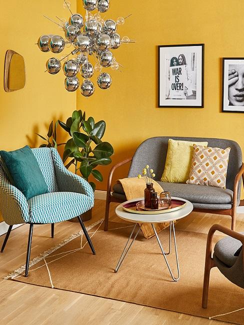 Retro Wohnzimmer mit gelber Wanfarbe und Kugelleuchte