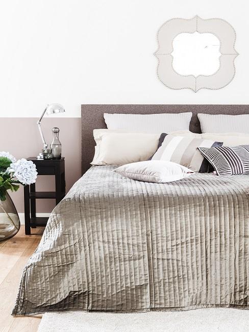 Grau-Beige Wandfarbe in Schlafzimmer mit braunem Bett