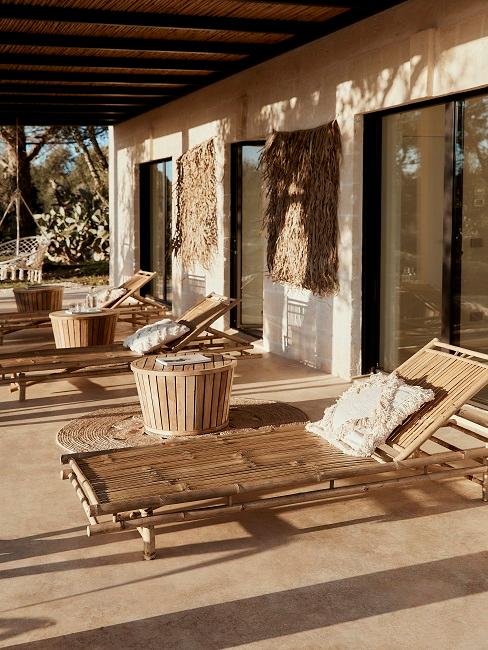 Outdoor Möbel Trends 2020 Teakholzliegen auf der Terrasse