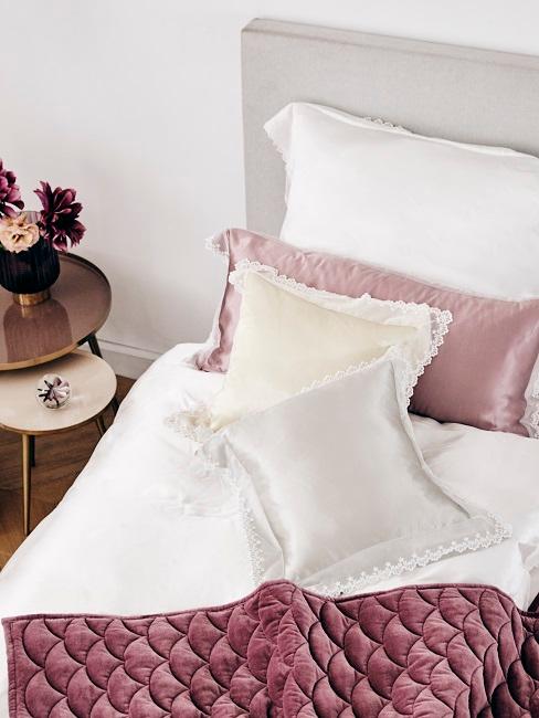 Schlafzimmer mit rosa Bettwäsche