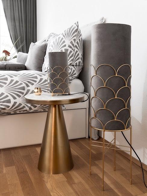 Romantisches Schlafzimmer mit Samtlampen