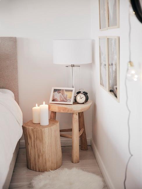Kerzen auf Holzblock im Schlafzimmer