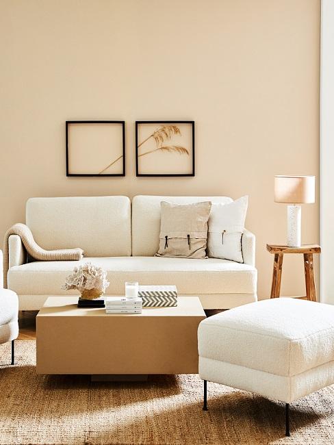 Helle Wandfarben Banner Beigefarbene Wand in Wohnzimmer mit cremefarbenem Sofa und Holzmöbeln