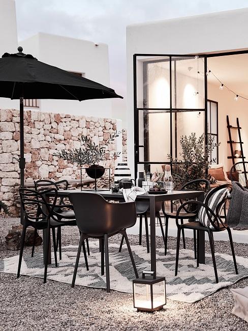 Selbst gebaute Terrasse in Schwarz-Weiß