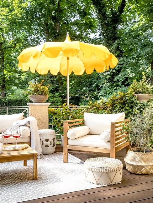 Terrasse mit gelbem Sonnenschirm