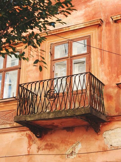 Balkon abdichten Banner Balkon an orangefarbener Fassade
