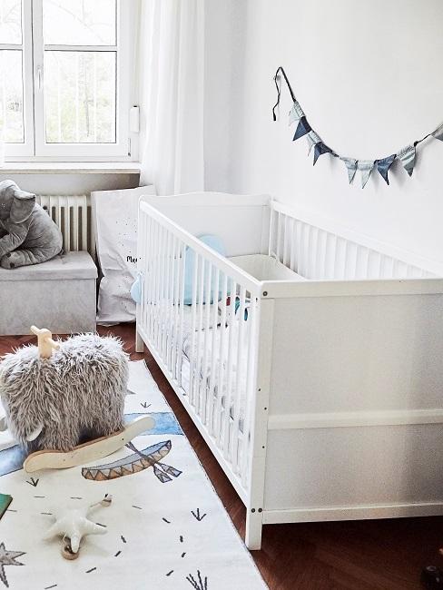 Babyzimmer eines Jungen in Weiß und Blau eingerichtet