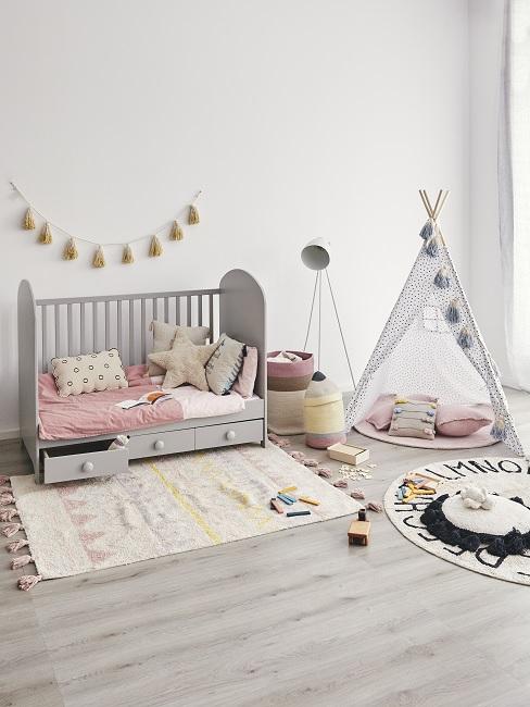 Moderne Kinderzimmer Banner Modernes Kinderzimmer mit Tipi, rosa und gelben Textilien, Girlande und Stehlampe