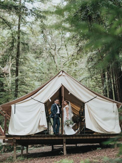 glamping-banner Pareja de novios en una cabaña de lujo en un bosque