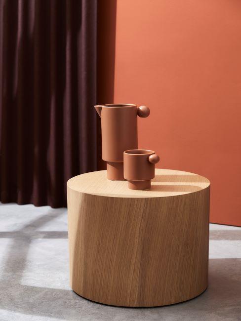 Terracotta Table basse en bois avec vases couleur terracotta et rideaux foncés