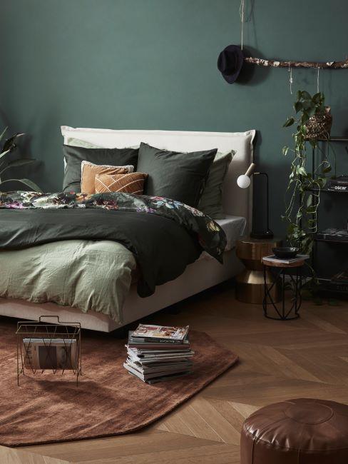 Décoration verte Chambre moderne decoree de vert avec un mur et des draps dans differentes nuances de vert