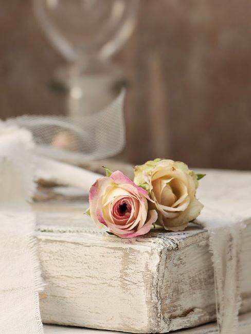 dipingere mobili effetto shabby dettaglio di un mobile shabby dipinto di bianco con sopra rose secche