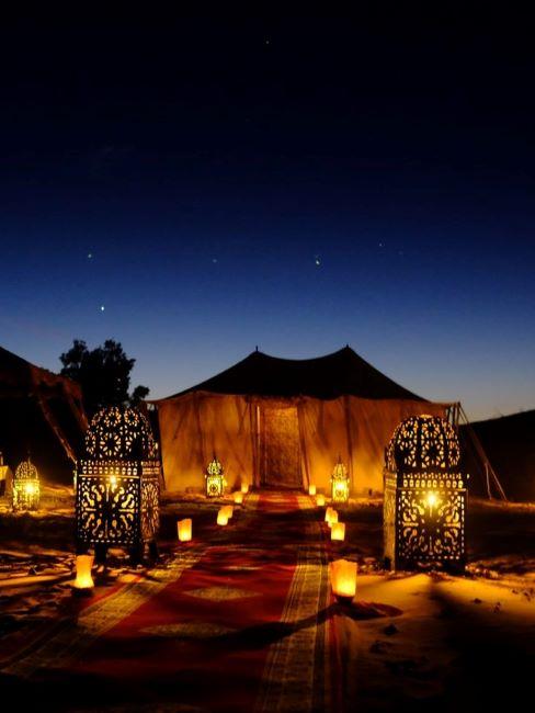 glamping glamping di lusso illuminato con lanterne e candee di notte