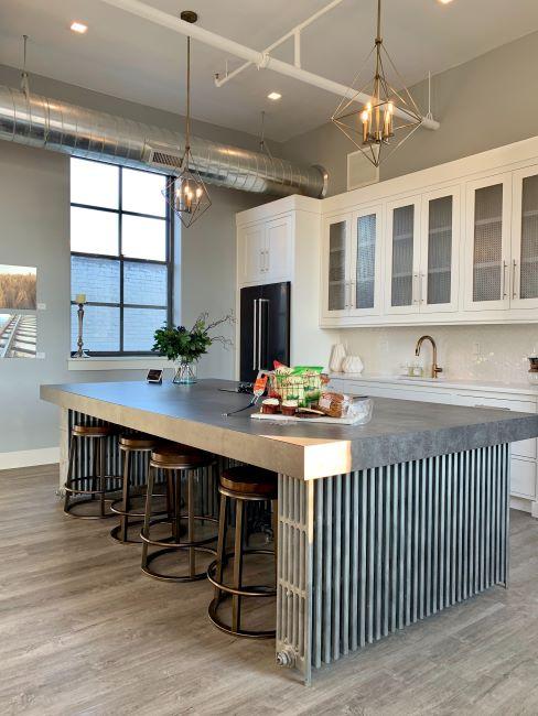 cucina con isola stile industrial