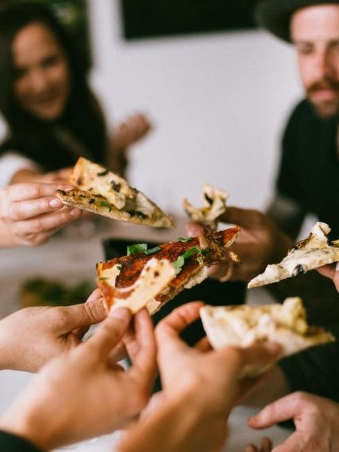 Cena tra amici cena tra amici a base di pizza