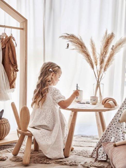 lavoretti per bambini bambina che dipinge