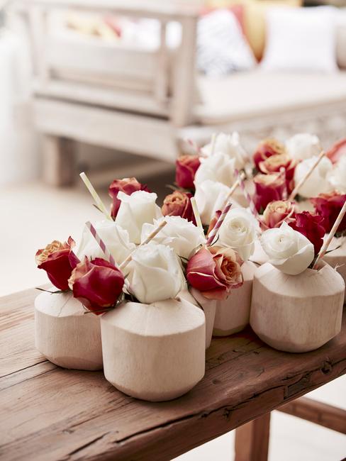 Burgerlijks huwelijk cadeaus Burgerlijks huwelijks cadeaus cocsnoten met rozen decoratie op een houten tafel