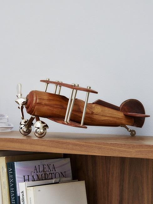 Houten cadeau header Houten cadeau vliegtuig op houten kast
