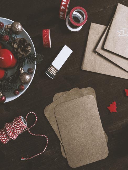 Kerstkaarten maken Kerst knutsel dingen op een tafel